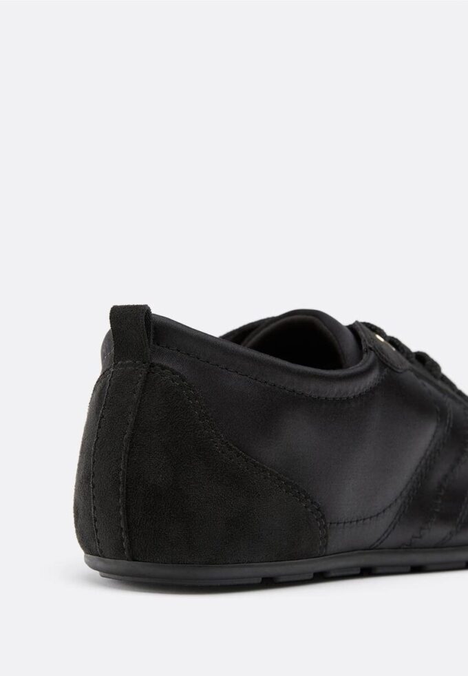 Sneaker mit feiner Satinsohle