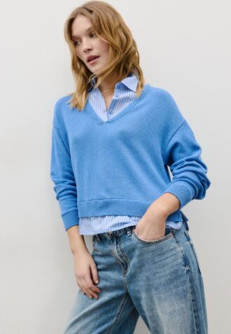 Strickpullover aus zwei Stoffen