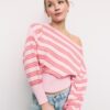 Strickpullover mit asymmetrischem, geripptem Saum Strickpullover mit asymmetrischem, geripptem Saum