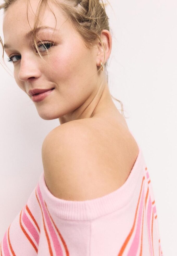 Strickpullover mit asymmetrischem, geripptem Saum Strickpullover mit asymmetrischem, geripptem Saum
