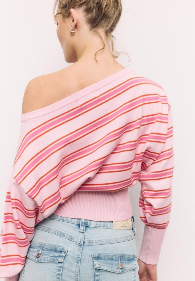 Strickpullover mit asymmetrischem, geripptem Saum Strickpullover mit asymmetrischem, geripptem Saum