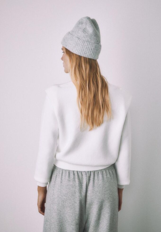 Strickpullover mit gepolsterten Schultern Strickpullover mit gepolsterten Schultern