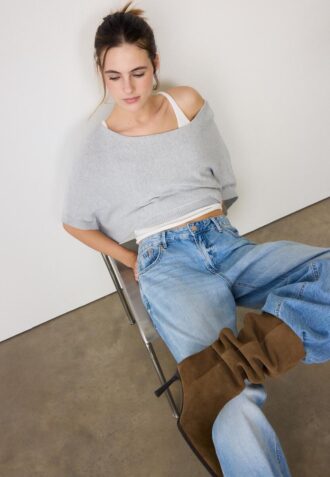 Strickpullover mit U-Boot-Ausschnitt und Überlagerung