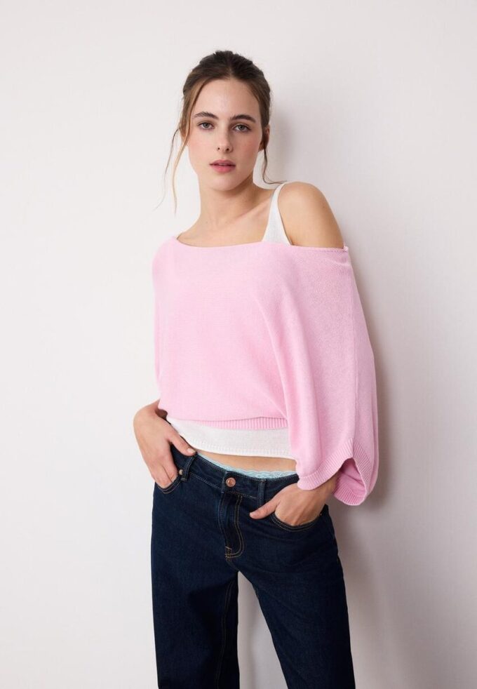 Strickpullover mit U-Boot-Ausschnitt und Überlagerung Strickpullover mit U-Boot-Ausschnitt und Überlagerung