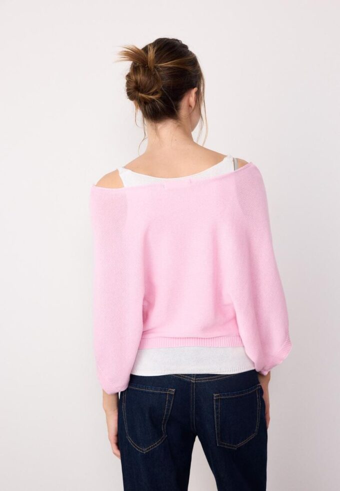 Strickpullover mit U-Boot-Ausschnitt und Überlagerung Strickpullover mit U-Boot-Ausschnitt und Überlagerung