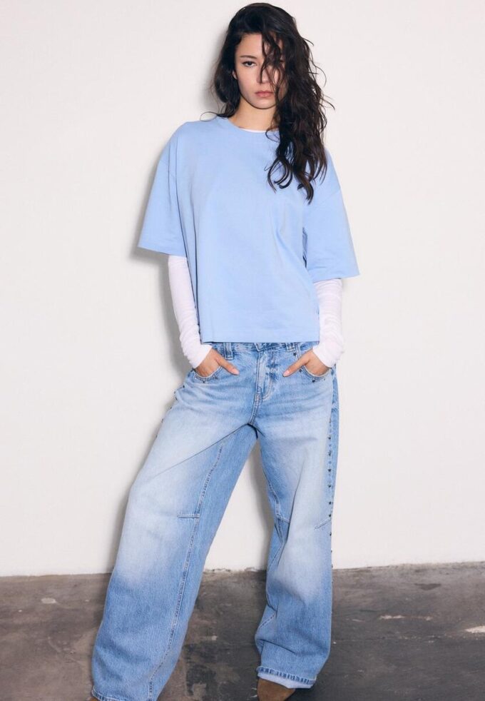 Super-Baggy-Jeans mit Sternen an den Seiten Super-Baggy-Jeans mit Sternen an den Seiten