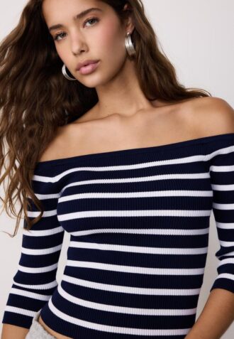 Taillierter gestreifter Strickpullover