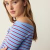 Taillierter gestreifter Strickpullover