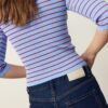 Taillierter gestreifter Strickpullover
