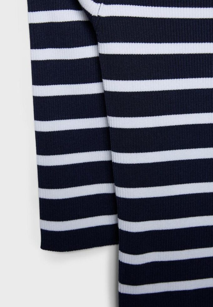 Taillierter gestreifter Strickpullover