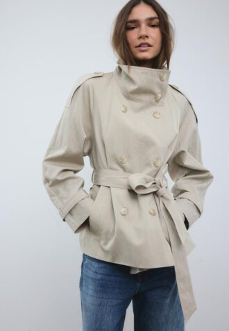 Trenchcoat mit hohem Kragen Trenchcoat mit hohem Kragen