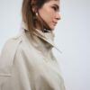 Trenchcoat mit hohem Kragen Trenchcoat mit hohem Kragen