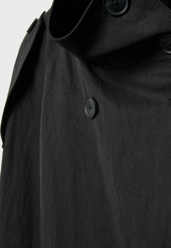 Trenchcoat mit hohem Kragen Trenchcoat mit hohem Kragen
