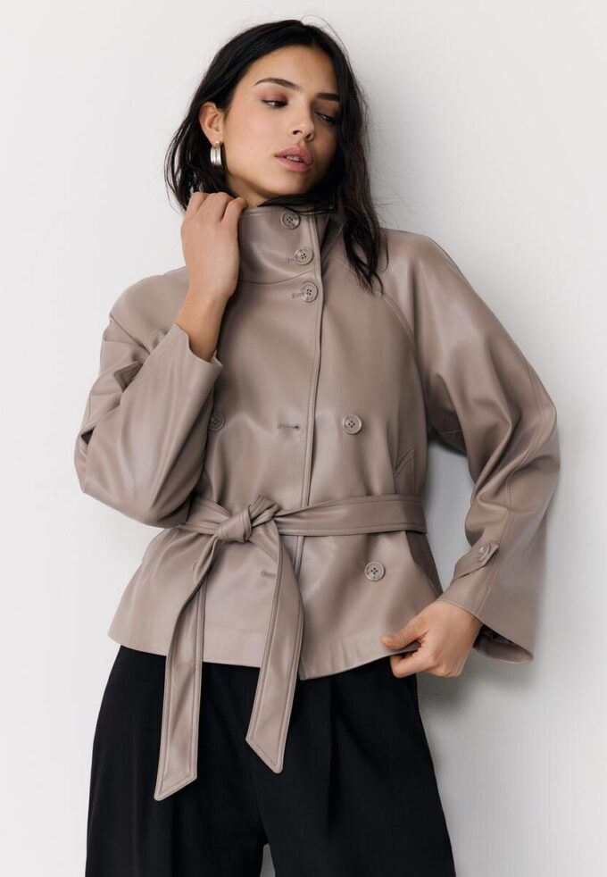 Trenchcoat mit hohem Kragen in Lederoptik Trenchcoat mit hohem Kragen in Lederoptik