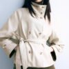 Trenchcoat mit hohem Kragen in Lederoptik Trenchcoat mit hohem Kragen in Lederoptik