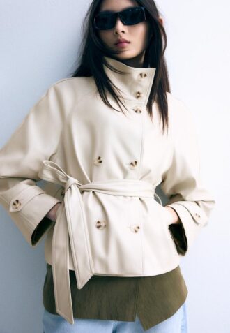 Trenchcoat mit hohem Kragen in Lederoptik