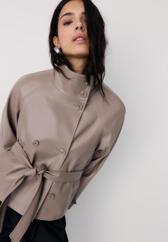 Trenchcoat mit hohem Kragen in Lederoptik Trenchcoat mit hohem Kragen in Lederoptik