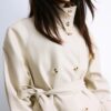 Trenchcoat mit hohem Kragen in Lederoptik Trenchcoat mit hohem Kragen in Lederoptik