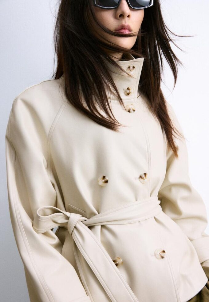 Trenchcoat mit hohem Kragen in Lederoptik Trenchcoat mit hohem Kragen in Lederoptik