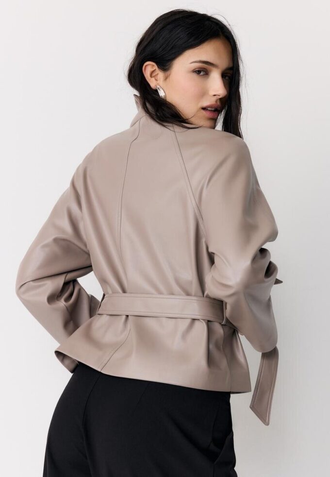 Trenchcoat mit hohem Kragen in Lederoptik Trenchcoat mit hohem Kragen in Lederoptik
