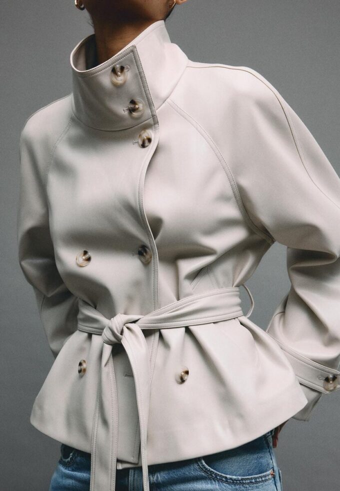 Trenchcoat mit hohem Kragen in Lederoptik Trenchcoat mit hohem Kragen in Lederoptik