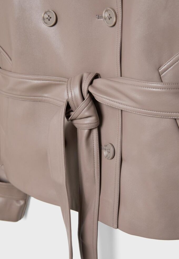 Trenchcoat mit hohem Kragen in Lederoptik Trenchcoat mit hohem Kragen in Lederoptik
