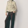 Trenchcoat mit hohem Kragen und Gürtel Trenchcoat mit hohem Kragen und Gürtel