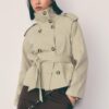 Trenchcoat mit hohem Kragen und Gürtel Trenchcoat mit hohem Kragen und Gürtel