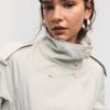 Trenchcoat mit hohem Kragen und Gürtel Trenchcoat mit hohem Kragen und Gürtel