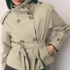 Trenchcoat mit hohem Kragen und Gürtel Trenchcoat mit hohem Kragen und Gürtel