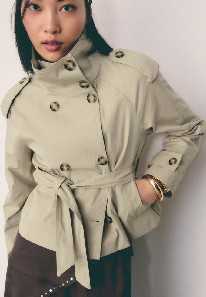 Trenchcoat mit hohem Kragen und Gürtel Trenchcoat mit hohem Kragen und Gürtel