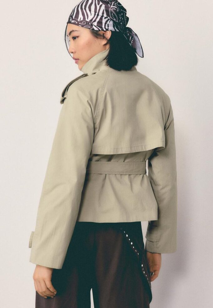 Trenchcoat mit hohem Kragen und Gürtel Trenchcoat mit hohem Kragen und Gürtel