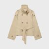 Trenchcoat mit hohem Kragen und Gürtel Trenchcoat mit hohem Kragen und Gürtel