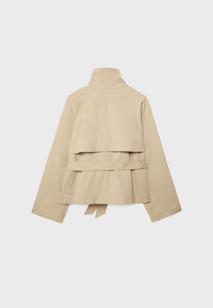 Trenchcoat mit hohem Kragen und Gürtel Trenchcoat mit hohem Kragen und Gürtel