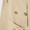 Trenchcoat mit hohem Kragen und Gürtel Trenchcoat mit hohem Kragen und Gürtel