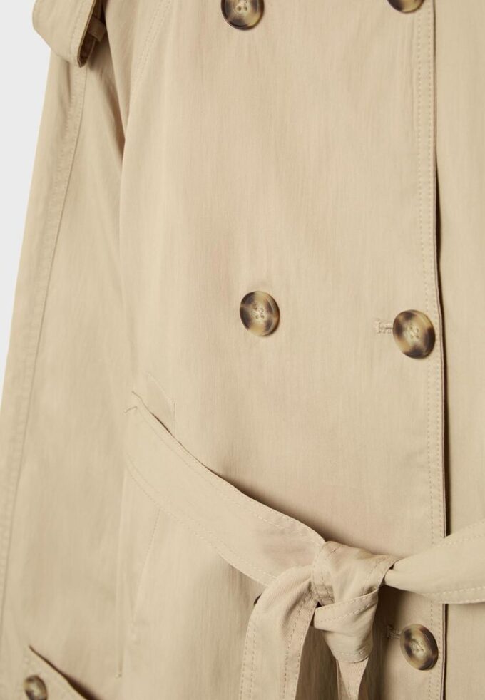 Trenchcoat mit hohem Kragen und Gürtel Trenchcoat mit hohem Kragen und Gürtel
