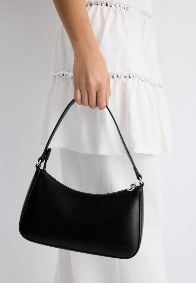 Umhängetasche mit langer Kette