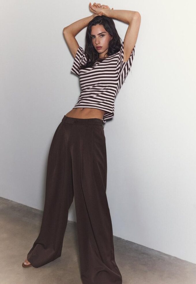 Weit geschnittene, taillierte Hose mit Abnähern Weit geschnittene, taillierte Hose mit Abnähern
