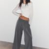 Weit geschnittene, taillierte Hose mit Abnähern Weit geschnittene, taillierte Hose mit Abnähern