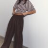 Weit geschnittene, taillierte Hose mit Abnähern Weit geschnittene, taillierte Hose mit Abnähern