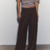 Weit geschnittene, taillierte Hose mit Abnähern Weit geschnittene, taillierte Hose mit Abnähern
