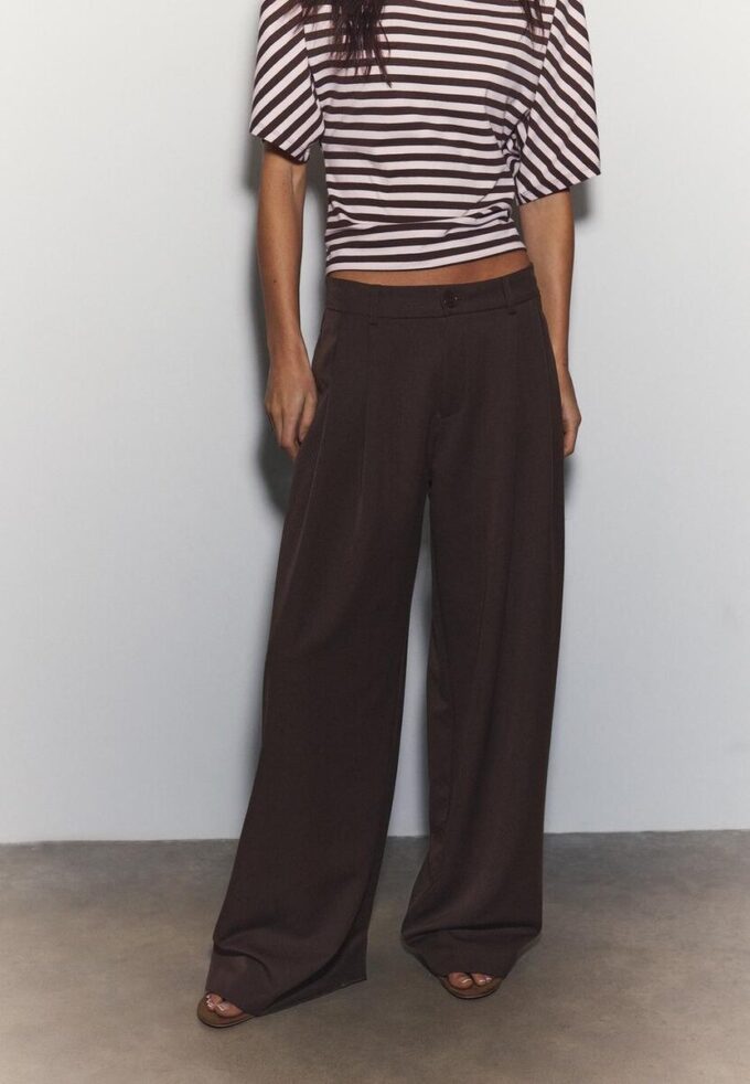 Weit geschnittene, taillierte Hose mit Abnähern Weit geschnittene, taillierte Hose mit Abnähern