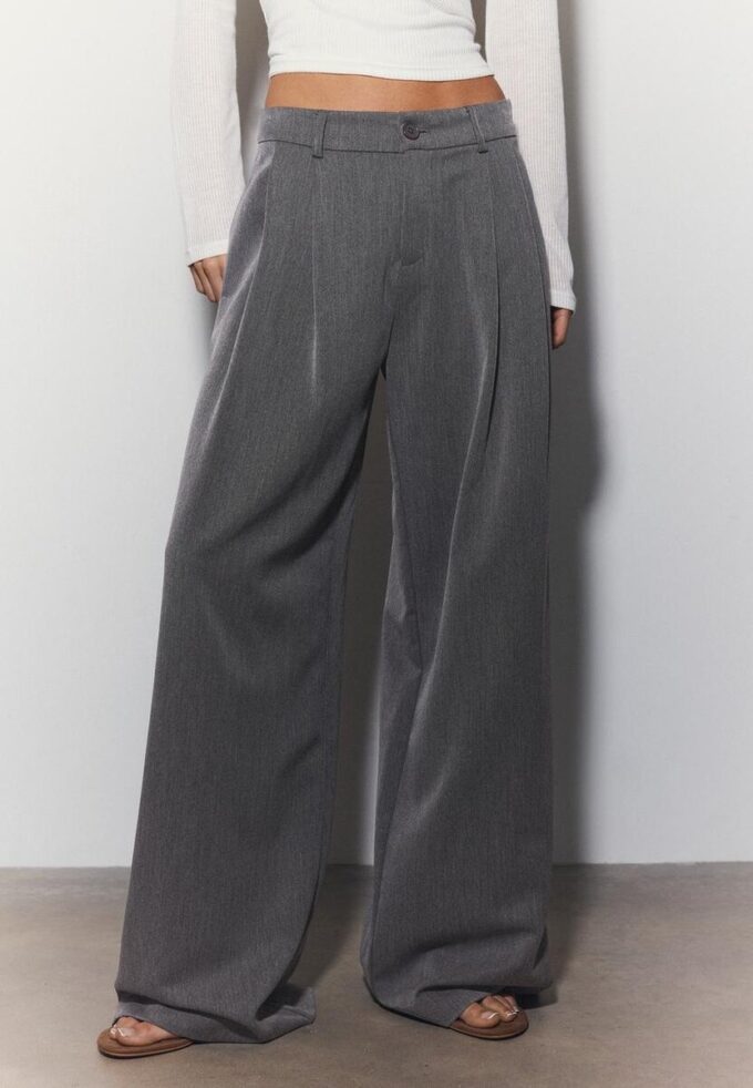 Weit geschnittene, taillierte Hose mit Abnähern Weit geschnittene, taillierte Hose mit Abnähern