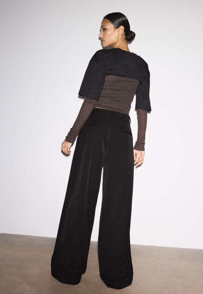 Weit geschnittene, taillierte Hose mit Abnähern Weit geschnittene, taillierte Hose mit Abnähern