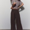 Weit geschnittene, taillierte Hose mit Abnähern Weit geschnittene, taillierte Hose mit Abnähern