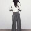 Weit geschnittene, taillierte Hose mit Abnähern Weit geschnittene, taillierte Hose mit Abnähern