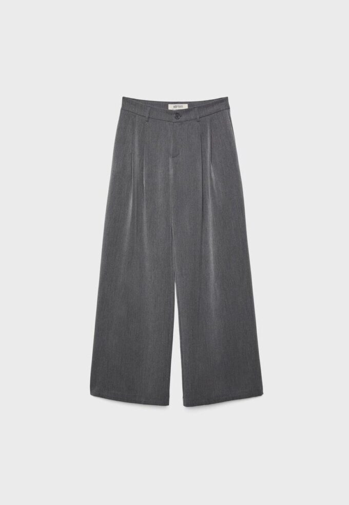Weit geschnittene, taillierte Hose mit Abnähern Weit geschnittene, taillierte Hose mit Abnähern