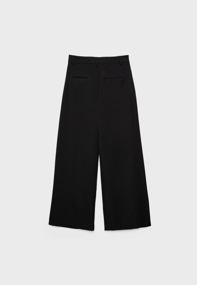 Weit geschnittene, taillierte Hose mit Abnähern Weit geschnittene, taillierte Hose mit Abnähern