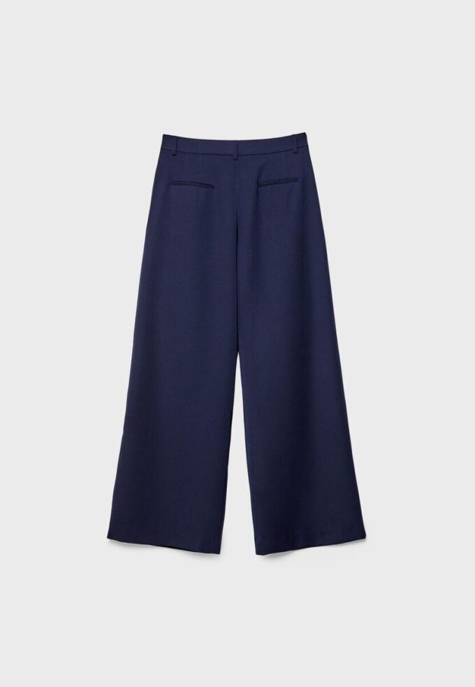 Weit geschnittene, taillierte Hose mit Abnähern Weit geschnittene, taillierte Hose mit Abnähern
