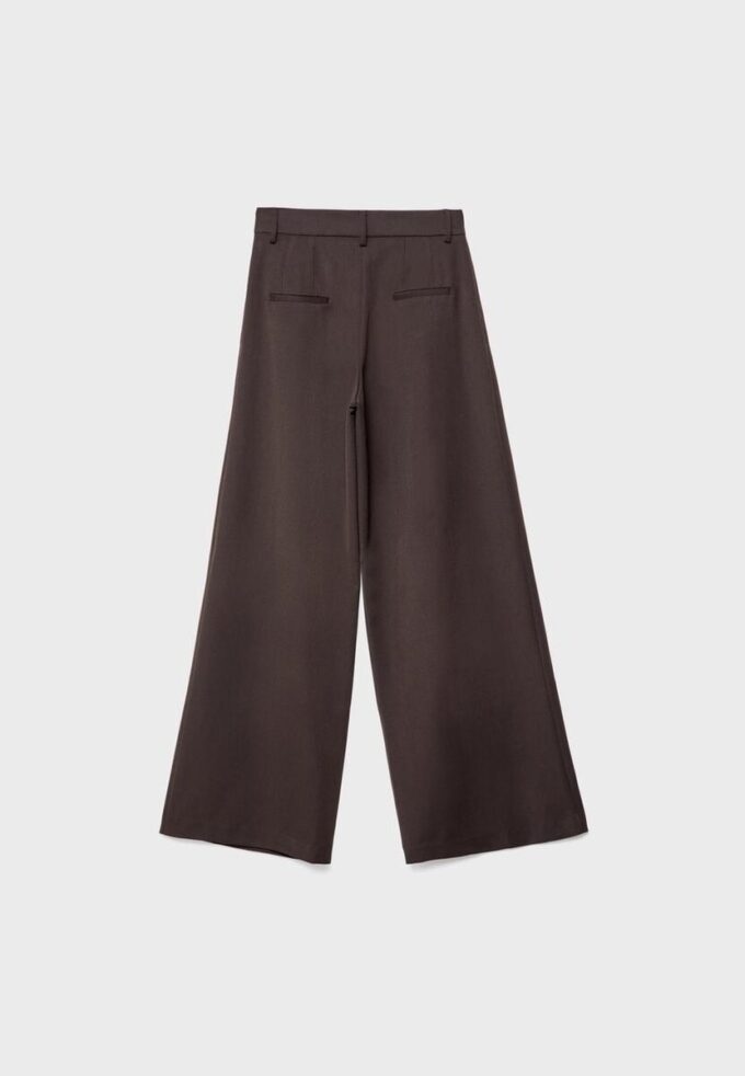 Weit geschnittene, taillierte Hose mit Abnähern Weit geschnittene, taillierte Hose mit Abnähern